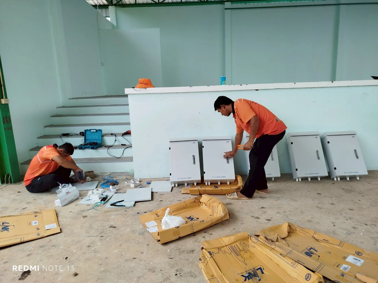 ทีมงานประกอบตู้อุปกรณ์ระบบกล้องวงจรปิดหลายชุด พื้นที่กะลาเส