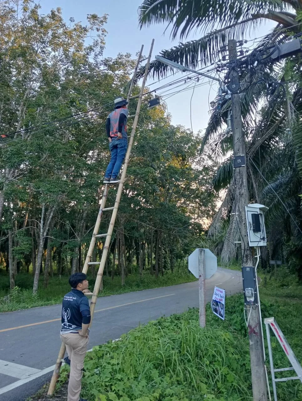 ทีมช่างตรวจอุปกรณ์บนเสากล้องวงจรปิด หมู่ที่ 3 ตำบลกะลาเส