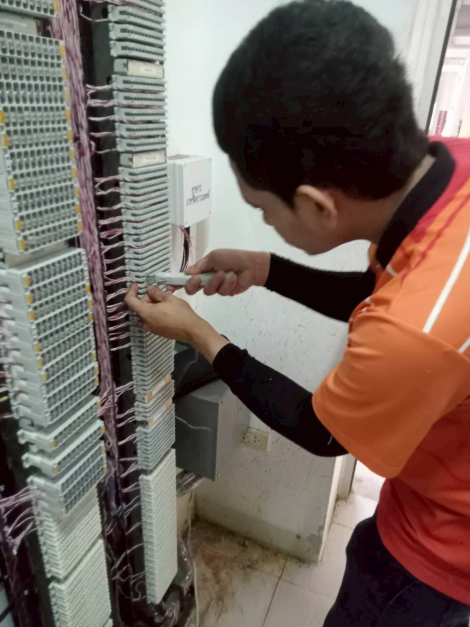 ช่างเชื่อมต่อคู่สายบนแผงกระจายสายโทรศัพท์ โรงพยาบาลกระบี่