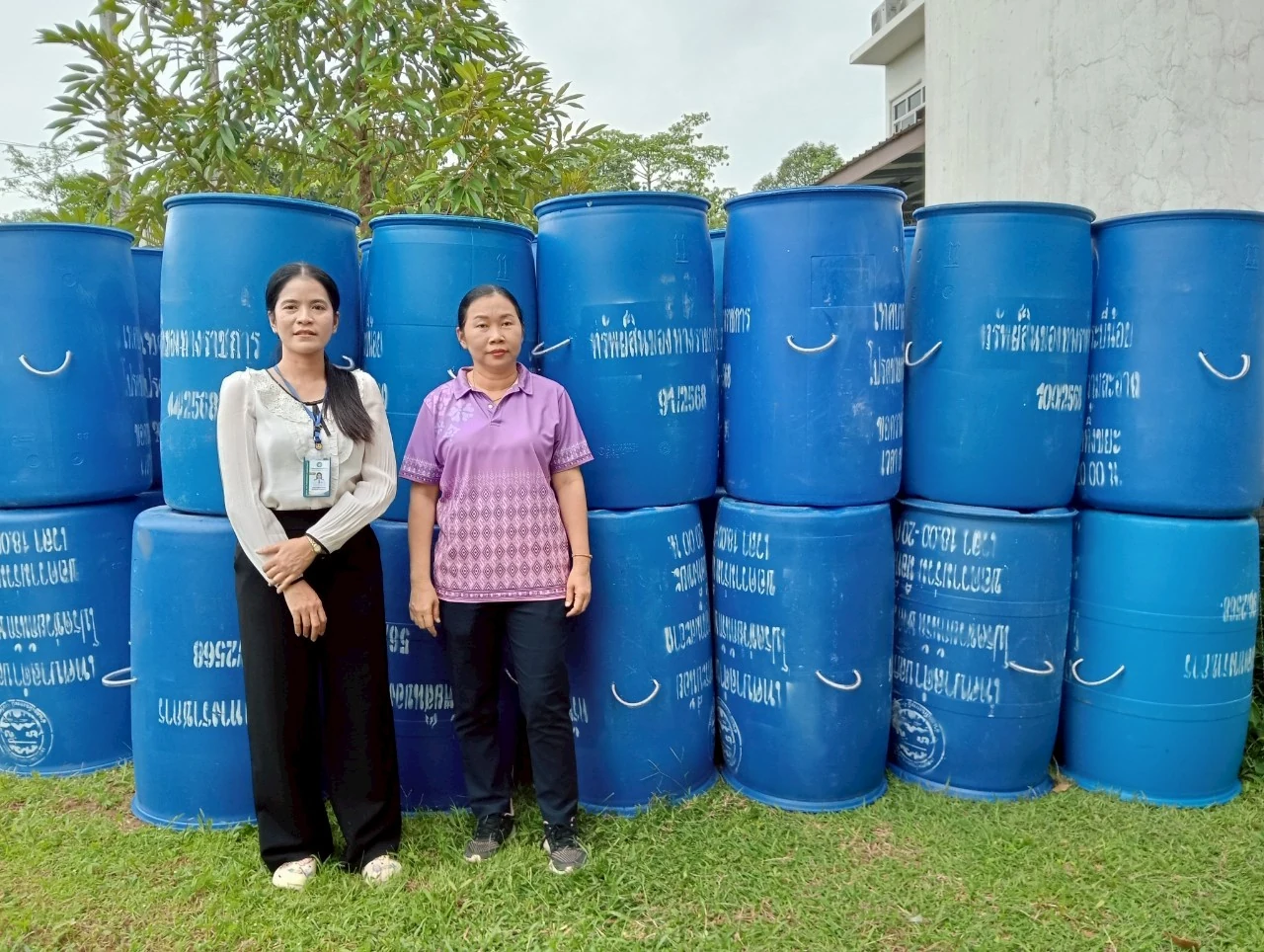 ถังรองรับขยะพร้อมผู้รับมอบ ณ เทศบาลตำบลกระบี่น้อย